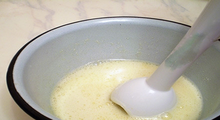 1. Этап. Песочный пирог с творожной начинкой: Взбиваем яйца с сахаром и солью.