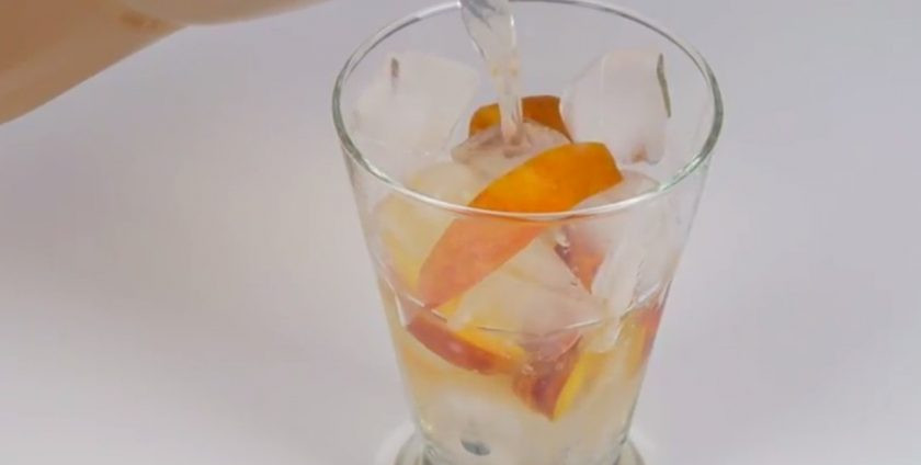 1. Этап. Летние освежающие напитки: 2. Стакан наполните льдом и свежими нарезанными персиками. Залейте чай и сразу подайте. Лимонад с мятой: в кастрюле соедините воду и сахар, доведите до кипения. Дайте сахару раствориться и полностью остудите.