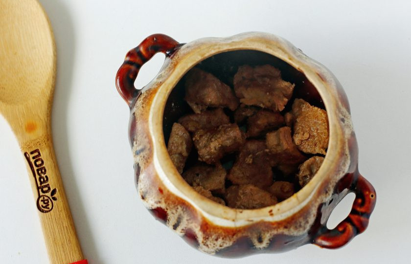 1. Этап. Гювеч с мясом: Используя порционные или один большой глиняный горшочек, выложите на дно обжаренное мясо.