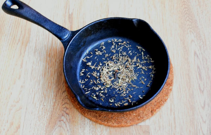 1. Этап. Суп из чечевицы «Масурдал»: Если у вас есть готовая гарам масала, просто добавьте ее в суп. Если нет, сделайте сами пряную смесь. На сухой сковороде прогрейте целые пряности. Берите всего по маленькой щепотке. Как только от пряностей пойдет аромат, снимите их с огня и растолките в ступке. Добавьте готовые молотые пряности и хорошо перемешайте смесь. Для этого количества супа хватит одной столовой ложки смеси. Можно положить и больше, если вы любитель пряного аромата.