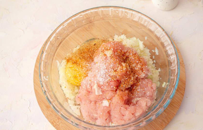 1. Этап. Мясные колобки с хрустящей корочкой и цветной капустой: Фарш смешайте с измельченным в блендере луком, яйцом, солью и черным молотым перцем.