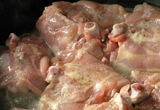 1. Этап. Оссобуко из курицы: Обжарьте на растительном масле с двух сторон до легкого румянца.