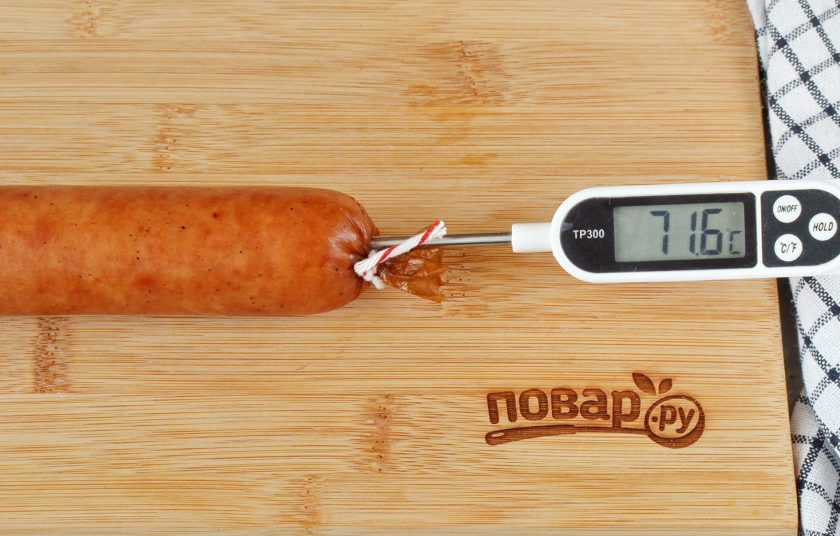 1. Этап. Домашняя колбаса из курицы: Поместите колбасу на решетку, поставьте в центр духовки. Установите температуру 70 градусов, через час повысьте температуру до 80 градусов, держите еще два часа колбасу в духовке, пока она не достигнет температуры 68-72 градуса внутри.