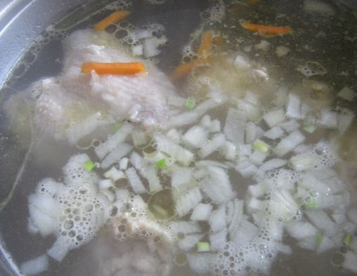 1. Этап. Грибной суп с курицей: Не забывайте снимать пенку с бульона, можно добавить лавровый лист и лук в него. Как закипит - добавьте картошку, морковку и половину лука.
