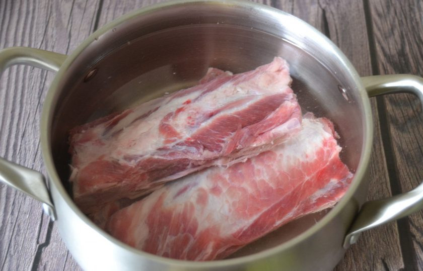 1. Этап. Белый бульон: Промойте мясо, положите в кастрюлю, залейте холодной водой, поставьте на огонь, не закрывая крышкой. Доведите до кипения, снимите пену.