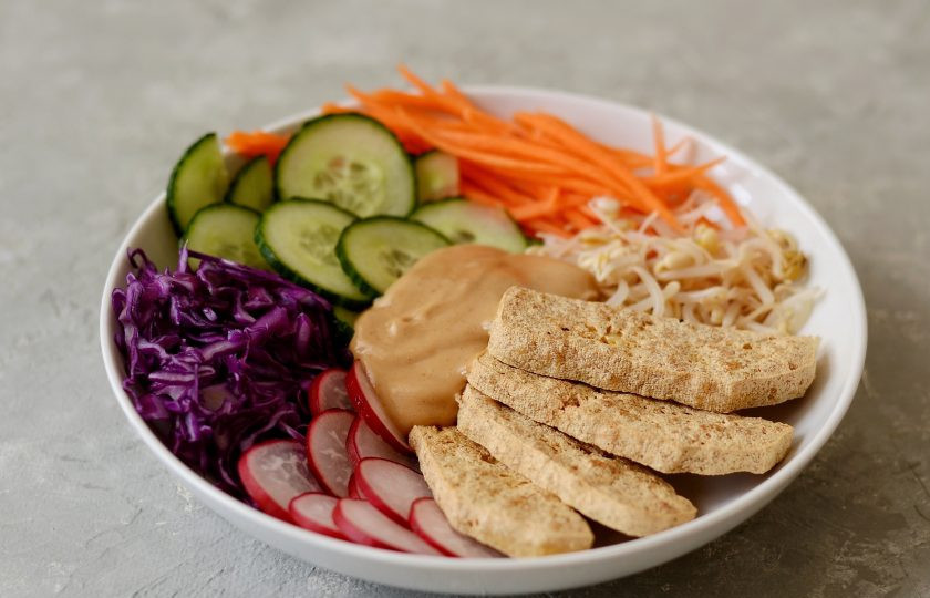 1. Этап. Гадо-гадо: Добавьте в тарелку ростки маша, тофу, а в центр выложите соус.