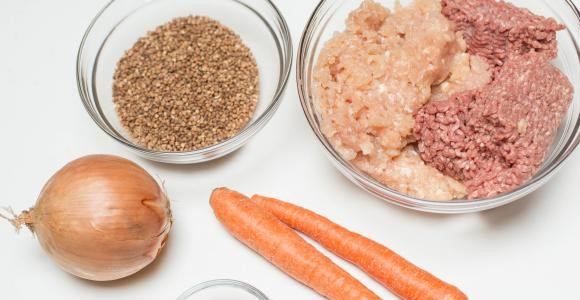 1. Этап. Котлеты с гречкой и фаршем: Для начала отварите промытую гречку в подсоленной воде 1:2.