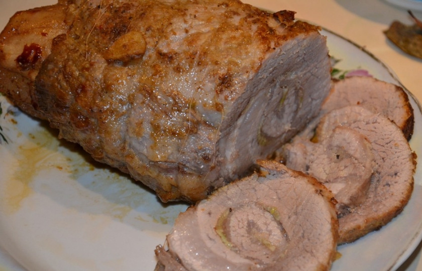 1. Этап. Рулет из свинины вареный: 5. Когда мясо отварили, выключайте огонь и дайте ему еще постоять около часа. После этого можно вытаскивать, положить на блюдо и подождать, пока и рулета выйдет лишняя жидкость. Теперь нарезаем рулет из свинины вареный в домашних условиях, украшаем блюдо зеленью и подаем к столу (можно вместе с солениями или свежими овощами).