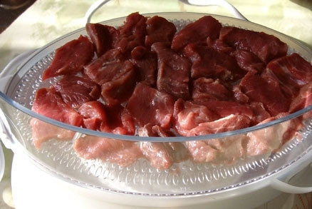 1. Этап. Бефстроганов в пароварке: 4. Выкладываем в пароварку мясо и овощи. Слегка присаливаем.