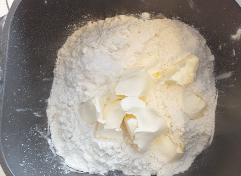 1. Этап. Булочки со взбитыми сливками: Смешайте муку с солью. Добавьте к жидким продуктам и в последнюю очередь - мягкое масло. Установите программу 