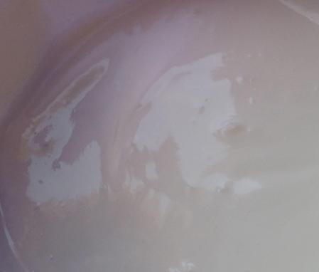 1. Этап. Торт трехслойный: 5. Подготовьте крем. Для этого вначале взбейте сметану. Затем добавьте сахар и взбейте все вместе.