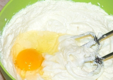 1. Этап. Чизкейк Филадельфия: По одному добавляем яйца и все на той же скорости перемешиваем до однородности.