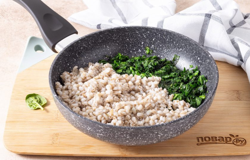 1. Этап. Перловка со шпинатом: Добавьте перловку к шпинату. Прогрейте все вместе еще 2-3 минуты.