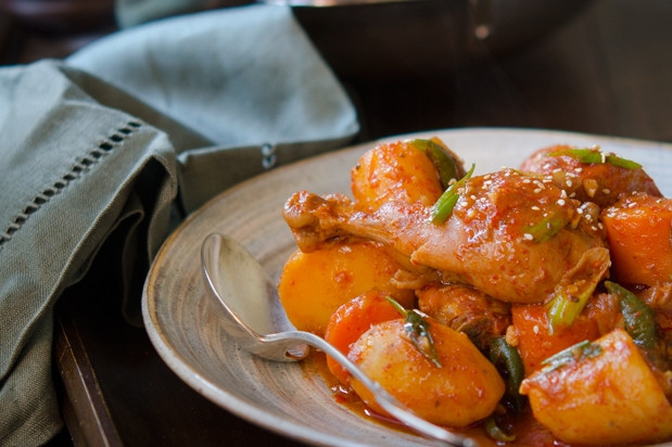 1. Этап. Курица, тушенная с луком и морковью: 4. И вот, через пять минут блюдо можно подавать к столу! Приятного аппетита!