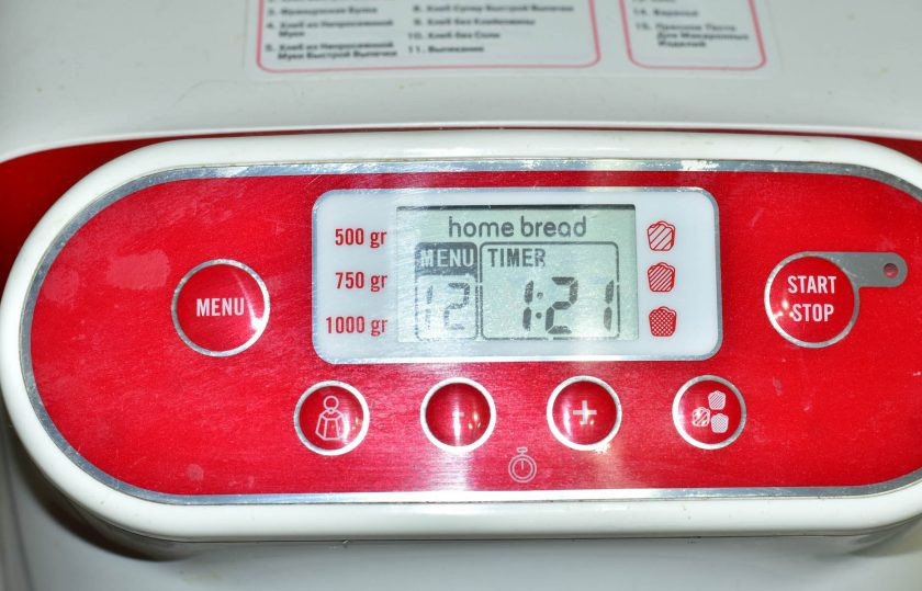 1. Этап. Булочки с маком в хлебопечке: Установите ведро в хлебопечку. Выберите на дисплее программу 