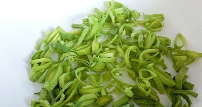 1. Этап. Суп из брокколи для похудения: Лук порей порезать кольцами.