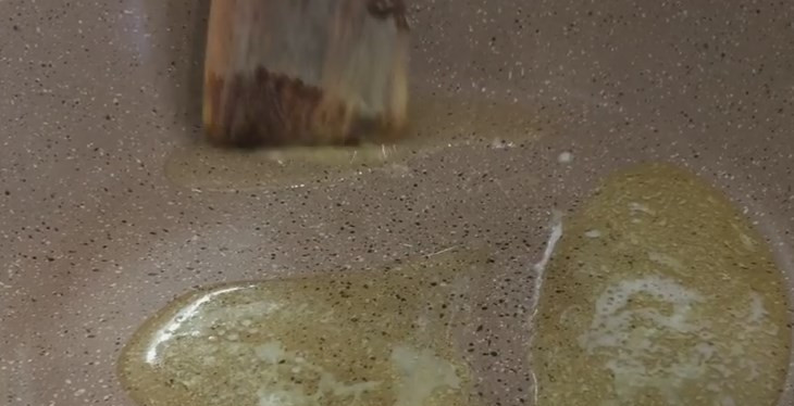 1. Этап. Сырный соус Дор Блю: 2. Сливочное и подсолнечное масло соедините на сковородке. Разогрейте масло на среднем огне, пока не появится пена.