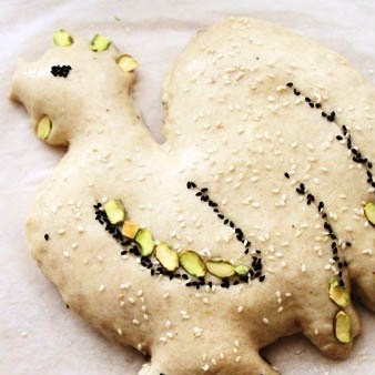 1. Этап. Петух с маковой начинкой: Теперь начинается чистой воды искусство. Каждого петушка смазываем взбитым яйцом. При помощи фисташек, кунжута и мака декорируем нашего петушка, придавая ему более петушиный вид :)