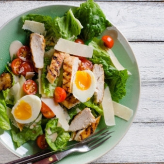 Салат Цезарь с лимонно-медовой заправкой