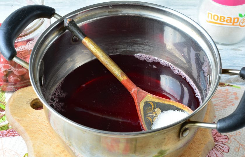 1. Этап. Компот из забродившей вишни: Всыпьте сахар в компот, так как от забродивших вишен вкус может кислить.