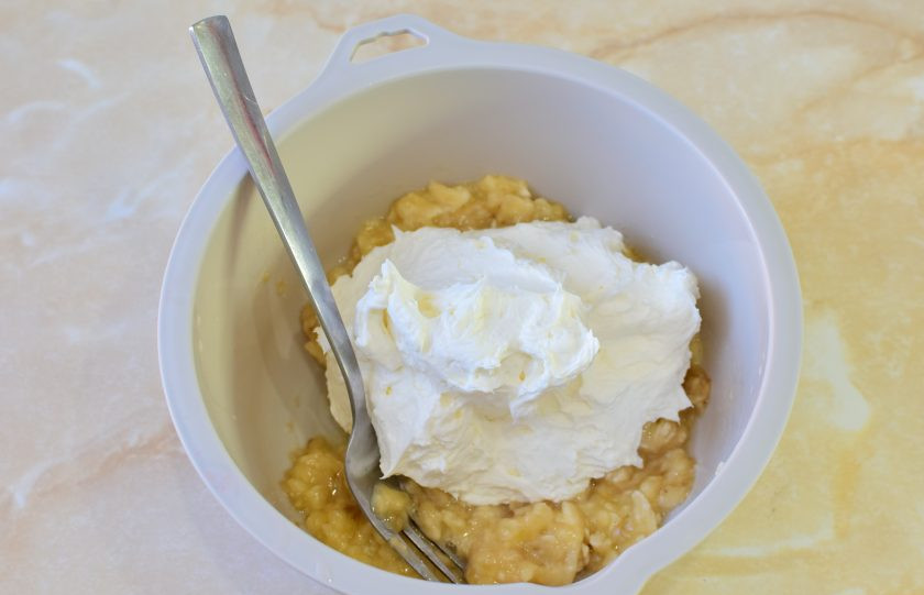 1. Этап. Торт «Молочная девочка» с бананами: Бананы разомните вилкой. Чтобы они не темнели можно побрызгать лимонным соком. Размятые бананы смешайте с кремом.