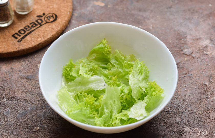 1. Этап. Салат с авокадо и семгой: Салатные листья ополосните и просушите, после порвите листья руками и переложите в салатник.