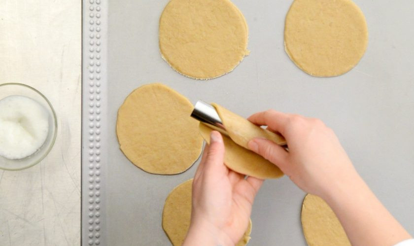 1. Этап. Канноли по-сицилийски: 2. Раскатываем пласт теста и нарезаем из него кружочки. Можете взять для формы обычный круглый стакан. Для заворачивания трубочек нам понадобится конусная форма (ее еще используют для трубочек с безе). Заворачиваем наши заготовки-сочни и скрепляем края. Их нужно смазать белком.