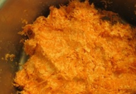 1. Этап. Постные котлеты из моркови: Хорошо перемешиваем. Можно ложкой, а можно рукой. При перемешивании придавливаем - чтобы морковь дала как можно больше сока и манка лучше 