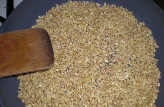 1. Этап. Плов из перловки с мясом: Теперь выкладываем перловку на нагретую сковороду и обжариваем ее пару минут без добавления масла, пока она не даст приятный ореховый аромат.