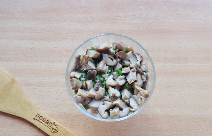 1. Этап. Салат с курицей, киви и грибами: Маринованные грибы нарежьте и выложите следующим слоем салата.