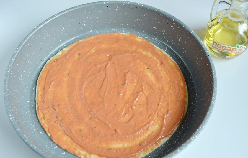 1. Этап. Пицца на сырном тесте: 5. Раскатайте тесто в круг, выложите в форму для запекания, смажьте хорошо соусом (кетчуп+майонез).