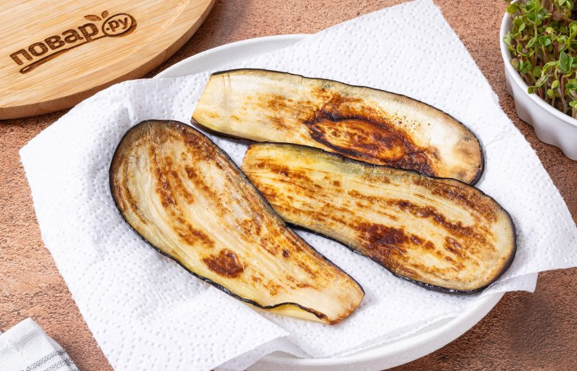 1. Этап. Рулетики из баклажана с сыром и морковью: Готовые ломтики выложите на бумажные полотенца, чтобы впиталось лишнее масло.