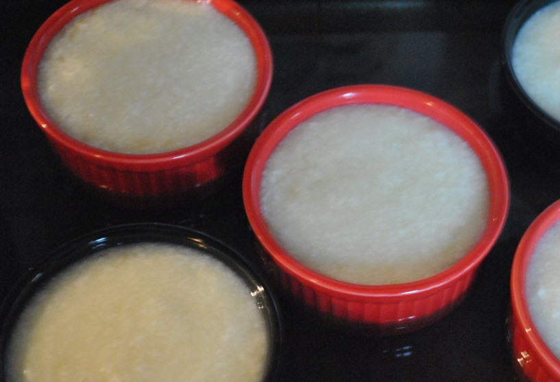 1. Этап. Рисовый пудинг турецкий: Затем разлейте пудинг по формочкам и запеките в духовке на водяной бане в течение 30 минут. Духовку разогрейте до 200 градусов. Готовый пудинг посыпьте измельченными орехами, корицей и охладите до комнатной температуры перед подачей на стол.