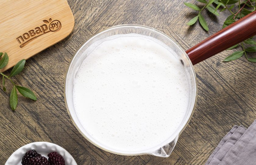 1. Этап. Панна котта из тапиоки: Смешайте в сотейнике кокосовое молоко с сахаром, доведите до кипения. Отдельно разведите агар-агар в небольшом количестве воды или молоке. Добавьте в сотейник шарики тапиоки и разведенный агар-агар, снова доведите до кипения и проварите на умеренном огне 1-2 минуты.