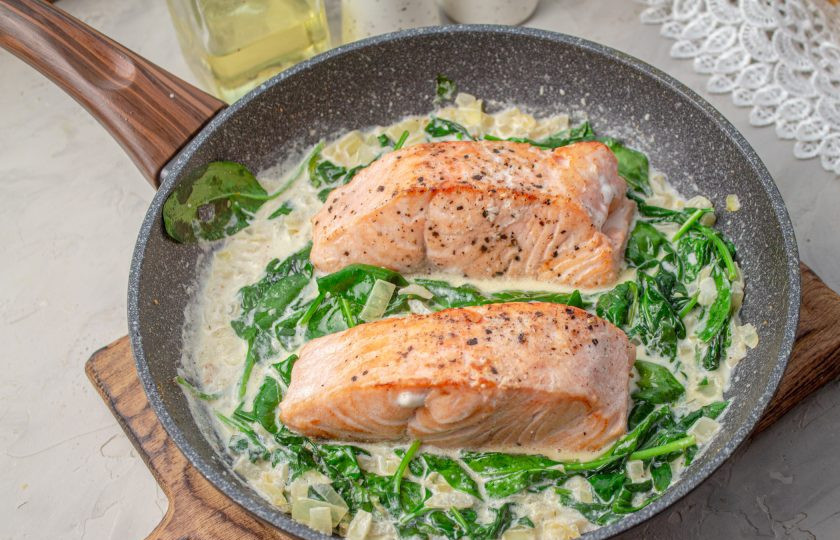 1. Этап. Лосось на подушке из шпината: Верните рыбу в сковороду.