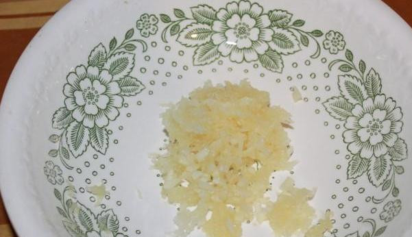 1. Этап. Целая курица в мультиварке: Чеснок измельчить.