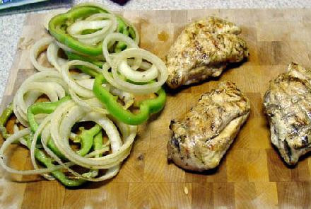 1. Этап. Фахитас с курицей: Куриные грудки готовы. Дайте им остыть в течении 3-5 минут и нарежьте ломтиками.