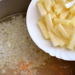 1. Этап. Суп с рисом и картошкой: Теперь добавляем картошку.