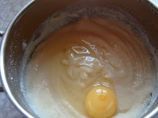 1. Этап. Биточки с киселем: 3. Когда манная каша уже остыла можно добавить туда яйцо и тщательно перемешать (можно использовать блендер).