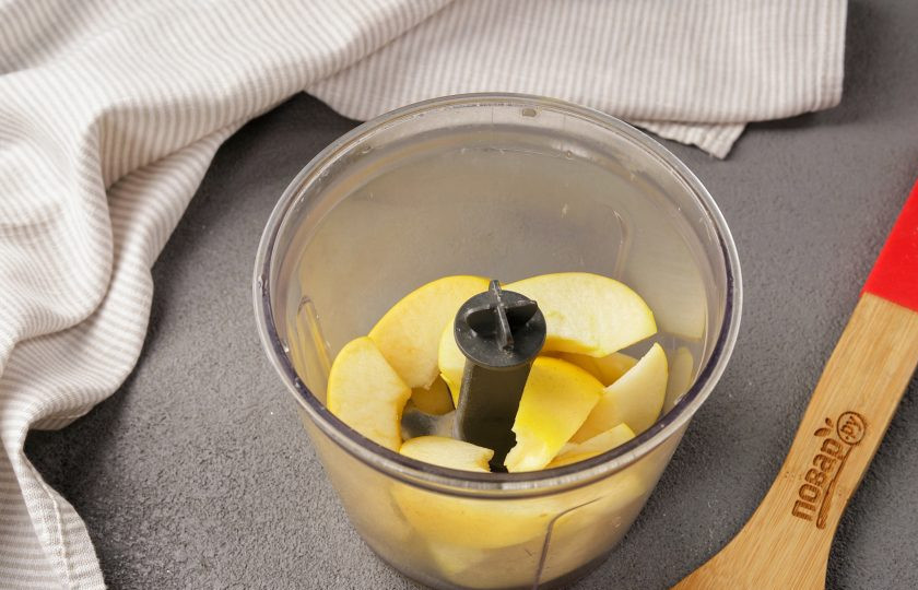 1. Этап. Сладкая пицца с ананасами: Яблоко помойте, удалите сердцевину и нарежьте кусочками. Переложите в чашу блендера.