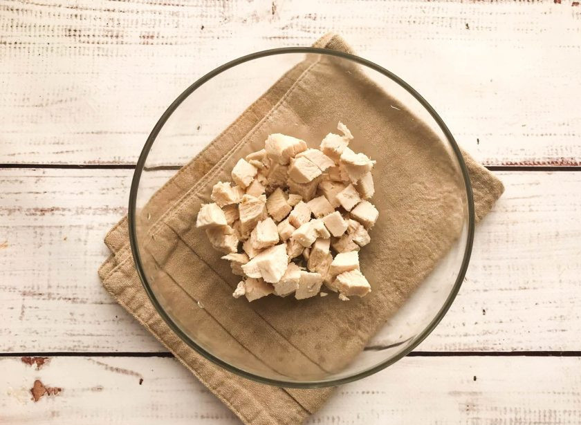 1. Этап. Салат Браво: Вареную курицу мелко нарежьте и выложите в глубокую емкость.