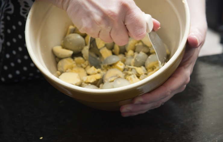 1. Этап. Яйца фаршированные желтком: Размять желтки ложкой или ступкой.