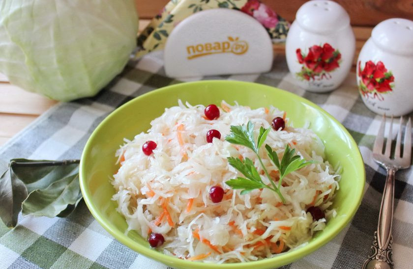 1. Этап. Квашеная капуста с брусникой: Подавайте квашеную капусту на закуску, готовьте с ней салаты, винегреты, тушите с мясом и овощами, готовьте щи и борщи.