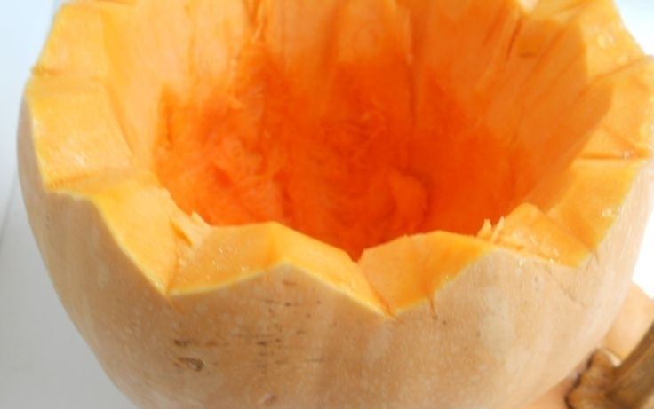 1. Этап. Каша в тыкве в духовке: Тыкву промойте. Срежьте с неё верхушку. Выньте семечки и мякоть, оставив 2,5-3 см по краям.