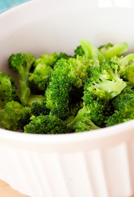 1. Этап. Cлоеный пирог с курицей и брокколи: Шаг 4. Вскипятите воду. Разберите брокколи на соцветия, положите их в кипящую воду и варите 5 минут. Затем достаньте и положите на бумажное полотенце, чтобы лишняя жидкость ушла. Разогрейте сковороду, добавьте немного оливкового масла. Поджарьте курицу до золотистого цвета. Дайте её остыть.