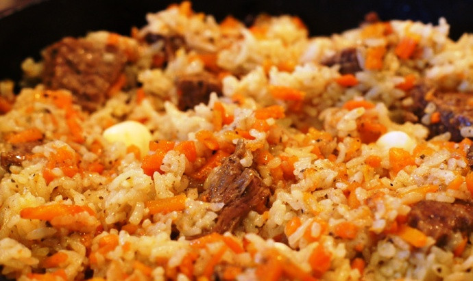 1. Этап. Плов из говядины: Затем выключите огонь, перемешайте и разложите по поверхности риса дольки чеснока. Оставьте на выключенной плите еще на 30-40 минут, чтобы плов пропитался ароматом чеснока. Затем уберите чеснок и подавайте на стол.