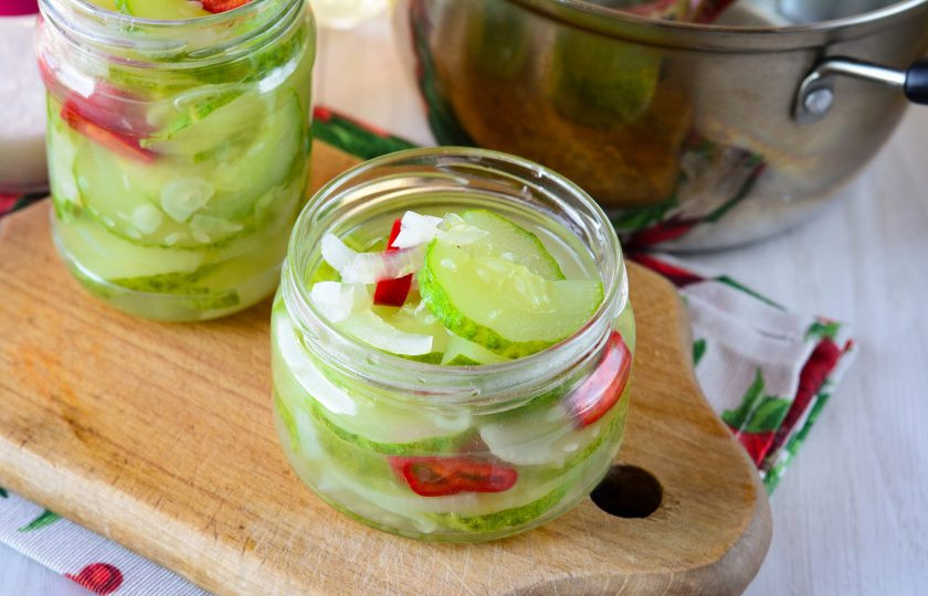 1. Этап. Салат из огурцов с перцем и луком на зиму: Готовый салат разложите в заранее простерилизованные банки.