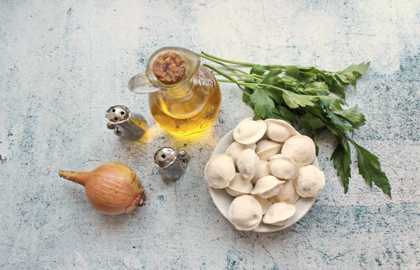 1. Этап. Жареные пельмени с луком на сковороде: Подготовьте все необходимые ингредиенты для приготовления жареных пельменей с луком на сковороде.