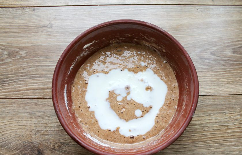 1. Этап. Кето-шарлотка с яблоками: Влейте в тесто кефир, перемешайте.