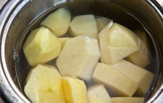1. Этап. Картофель отварной с грибами: 1. Картофель очистите, нарежьте средними кусочками и отправьте в кастрюлю с водой. После закипания посолите по вкусу и оставьте вариться на среднем огне.